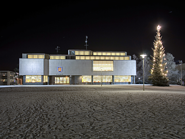 Kirjasto ja joulukuusi